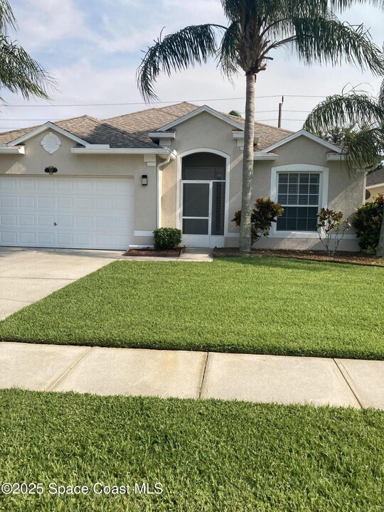 104 Sedgewood Cir in West Melbourne, FL - Building Photo