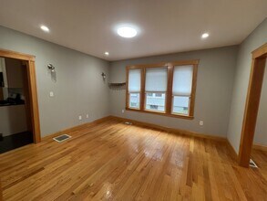 152 Winchester St, Unit 1 in Brookline, MA - Foto de edificio - Building Photo