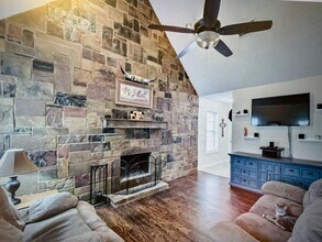 104 S Pkwy Dr in Alvarado, TX - Building Photo - Building Photo