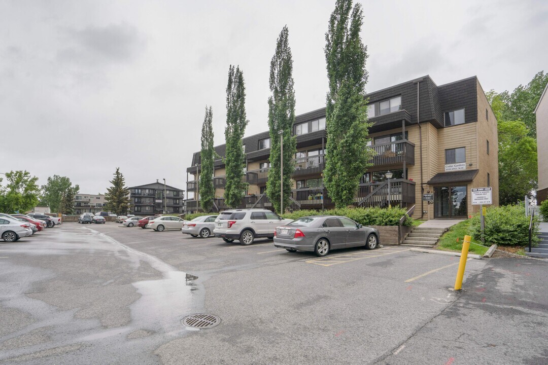3519-3519 49 St NW in Calgary, AB - Building Photo