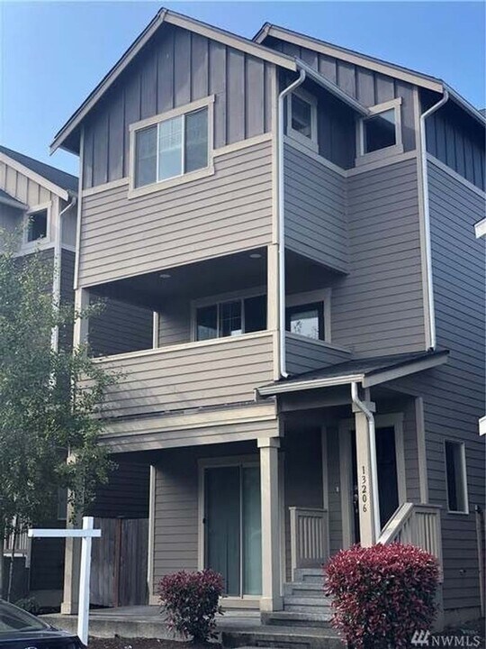 13206 97th Ave E in Puyallup, WA - Building Photo