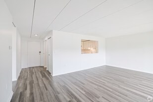 55 Hill Rd, Unit 107 in Belmont, MA - Building Photo