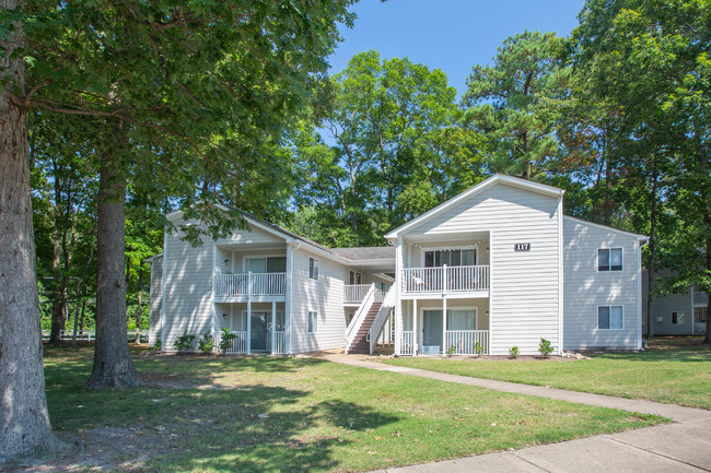 Four Seasons in Yorktown, VA - Building Photo - Building Photo