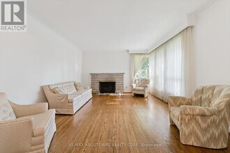 1095 Linbrook Rd in Oakville, ON - Building Photo - Building Photo