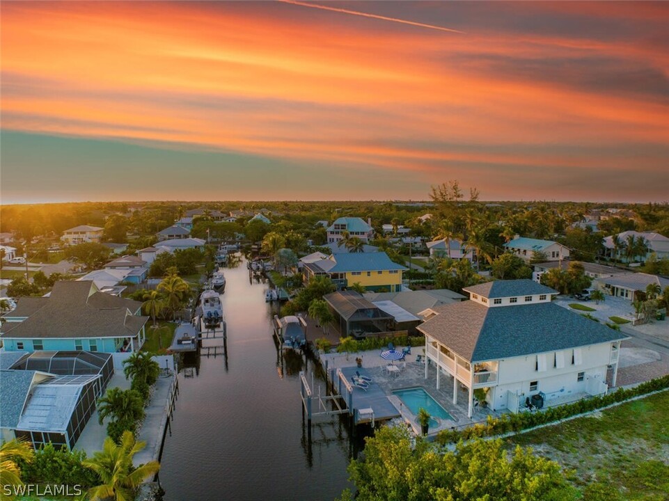 2736 Gulfview Dr in Naples, FL - Foto de edificio