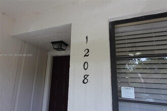 2720 S Oakland Forest Dr in Oakland Park, FL - Building Photo - Building Photo