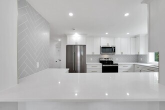 644 S Illinois St in Arlington, VA - Building Photo - Building Photo