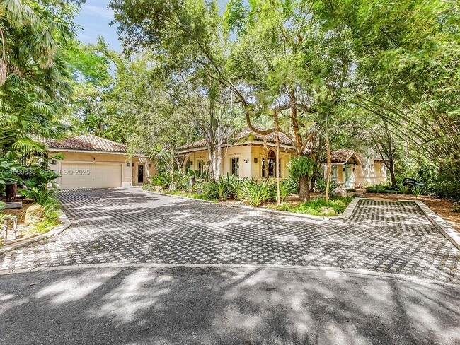 property at 3504 Banyan Cir