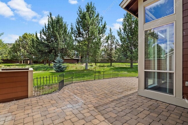 1277 Highland View Loop in Redmond, OR - Building Photo - Building Photo