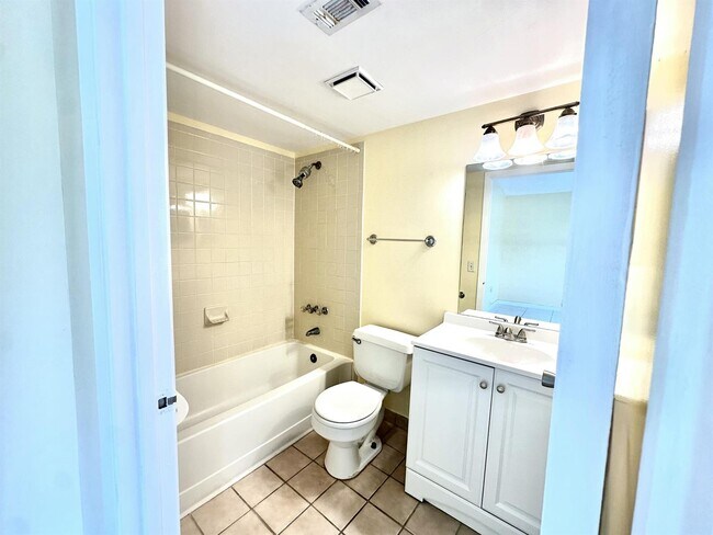 251 Palm Cir W, Unit 206 in Pembroke Pines, FL - Foto de edificio - Building Photo
