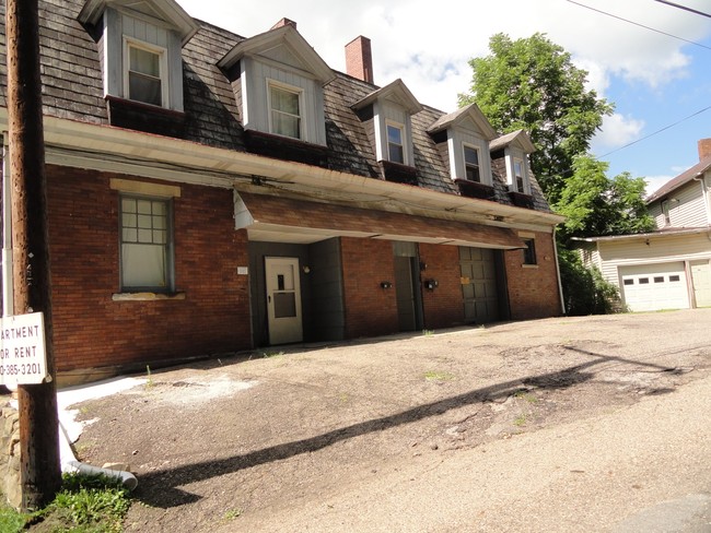 109-117 California Ave in Chester, WV - Foto de edificio - Building Photo