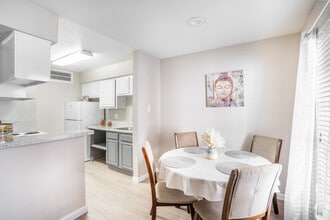 Savannah in Houston, TX - Building Photo - Interior Photo