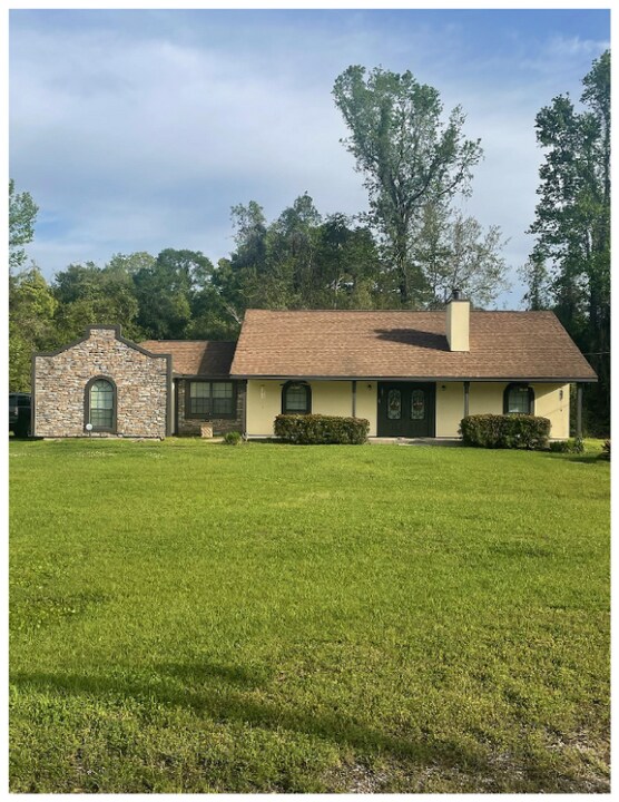 1221 Old Evadale Rd in Silsbee, TX - Building Photo