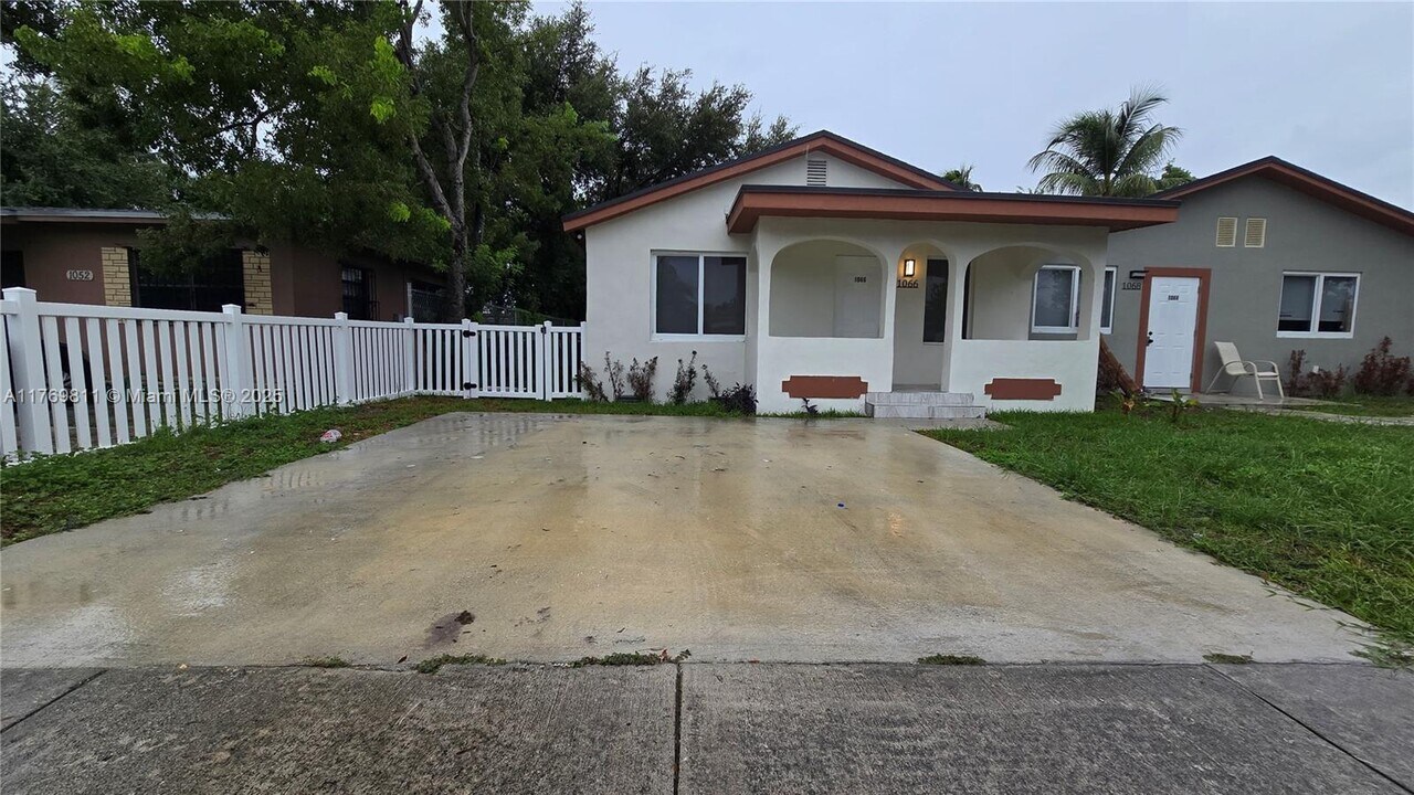 1066 NW 112th St in Miami, FL - Building Photo