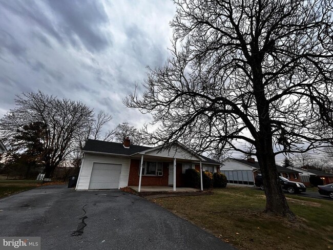 760 Jordan Springs Rd in Stephenson, VA - Foto de edificio - Building Photo