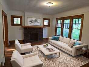 1235 Lakepointe St in Grosse Pointe Park, MI - Foto de edificio - Building Photo