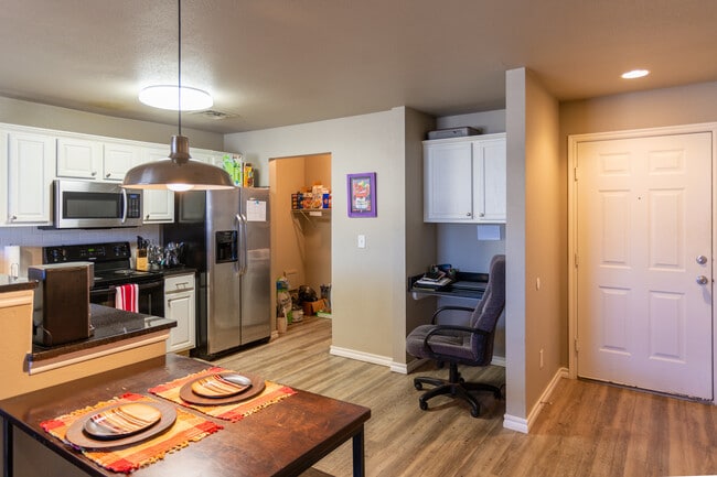 Dillon Park Student Apartments in Edmond, OK - Building Photo - Interior Photo