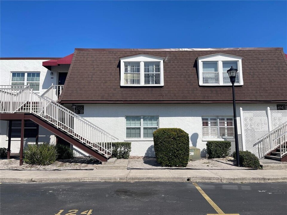 9105 W Hillsborough Ave in Tampa, FL - Building Photo