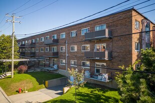 425 Galland Boul in Dorval, QC - Building Photo