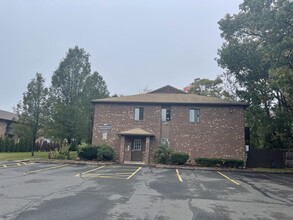 Brown Gables in Plainville, CT - Foto de edificio - Building Photo