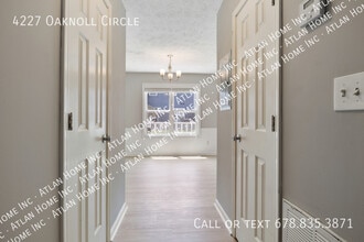 4227 Oaknoll Cir in Duluth, GA - Foto de edificio - Building Photo