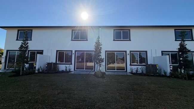 1112 White Pine Dr in Wellington, FL - Building Photo - Building Photo