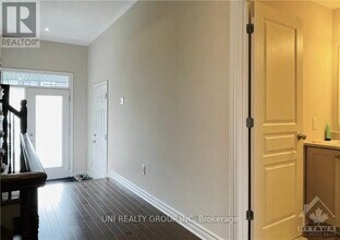 520 Earnscliffe Grove in Ottawa, ON - Building Photo - Building Photo