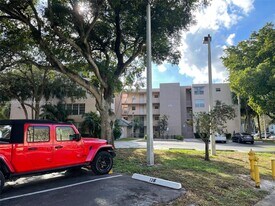 9471 Evergreen Pl in Davie, FL - Building Photo