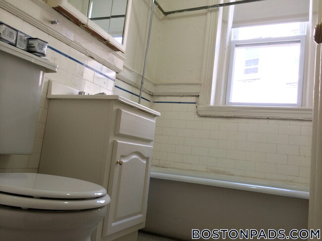 231 Park Dr, Unit 26 in Boston, MA - Foto de edificio - Building Photo
