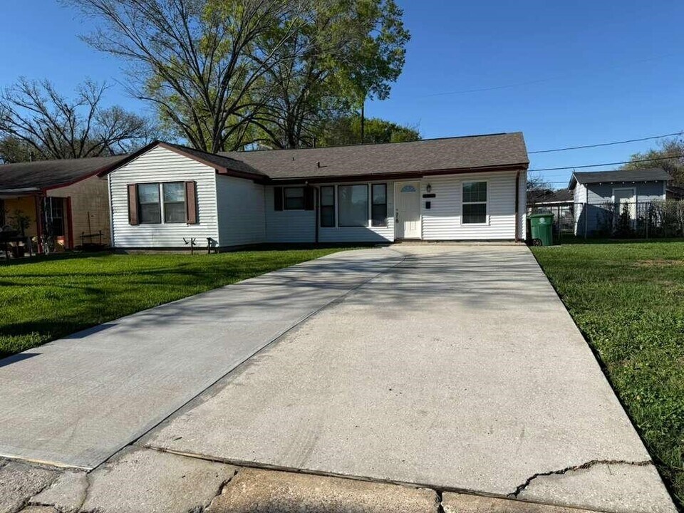 3718 Penwood Way in Houston, TX - Building Photo