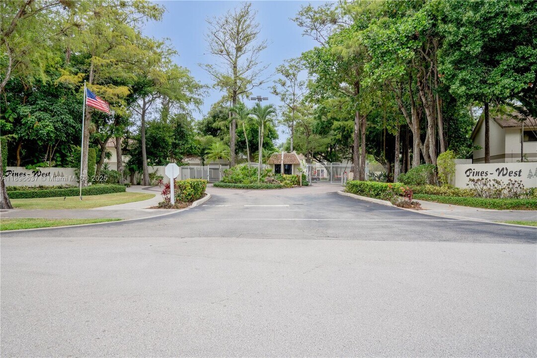 3024 S Oakland Forest Dr in Oakland Park, FL - Foto de edificio
