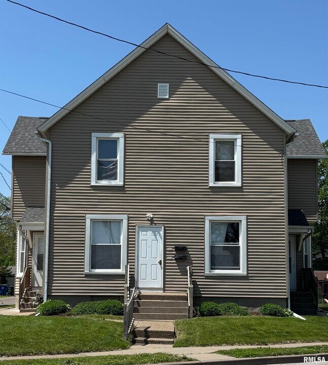 118 N Pine St in Davenport, IA - Building Photo