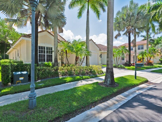 1995 Harbor View Cir in Weston, FL - Building Photo - Building Photo