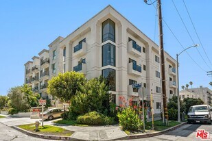 8558 Chalmers Dr in Los Angeles, CA - Building Photo