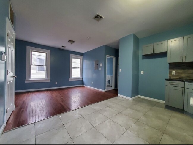 18 Bergen Ave, Unit 1 in Jersey City, NJ - Building Photo - Building Photo