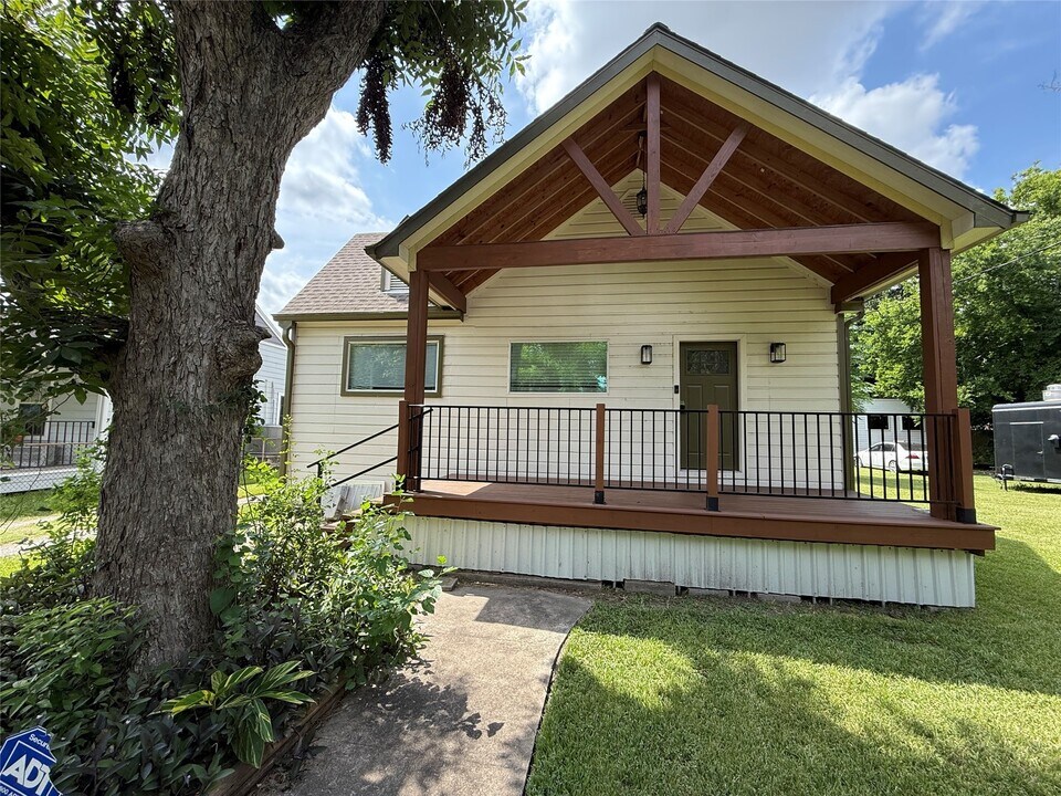 7144 Kernel St in Houston, TX - Building Photo