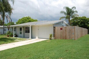1624 Springdale Dr in Holiday, FL - Building Photo