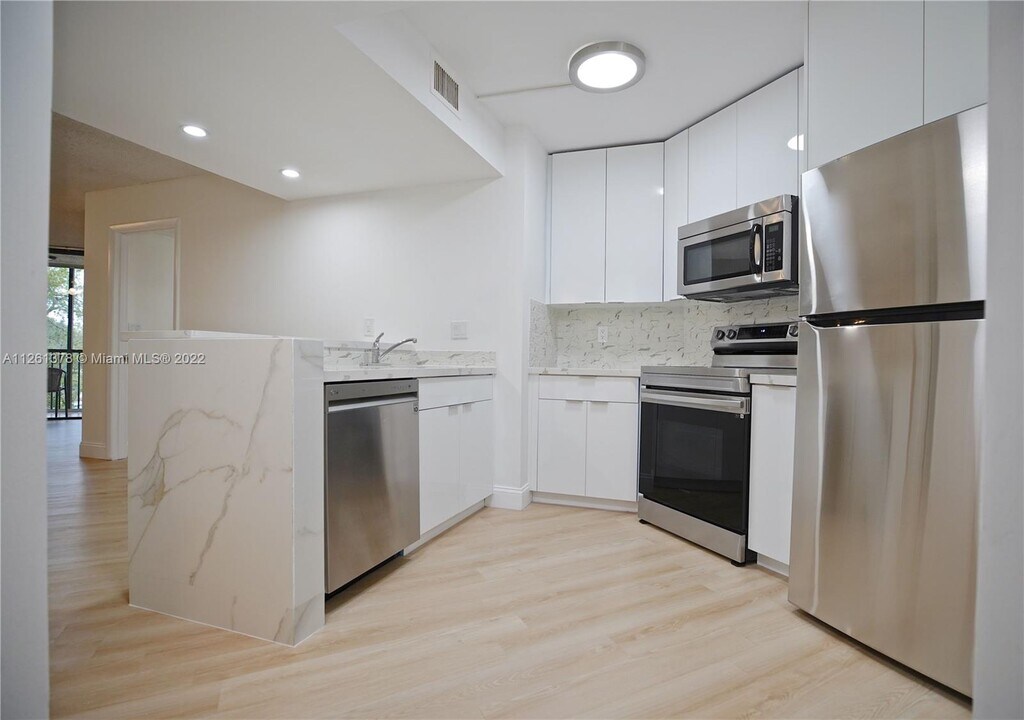 10551 W Broward Blvd-Unit -308 in Plantation, FL - Foto de edificio