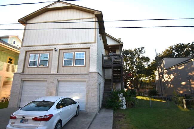 82 Harbor Ln in Kemah, TX - Building Photo - Building Photo