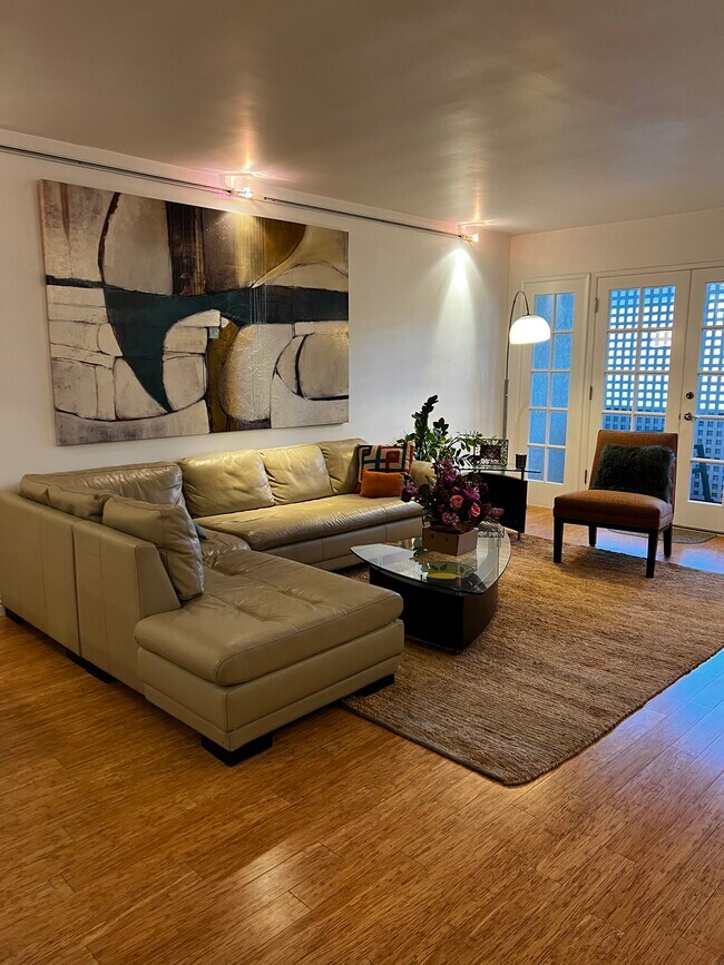 901 10th St, Unit Furnished Home w Den in Santa Monica, CA - Building Photo - Building Photo