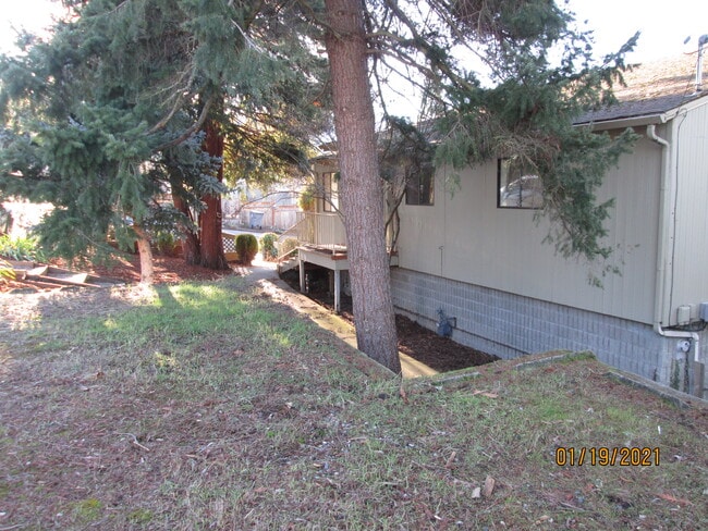 1745 NE Foothill Blvd in Grants Pass, OR - Building Photo - Building Photo