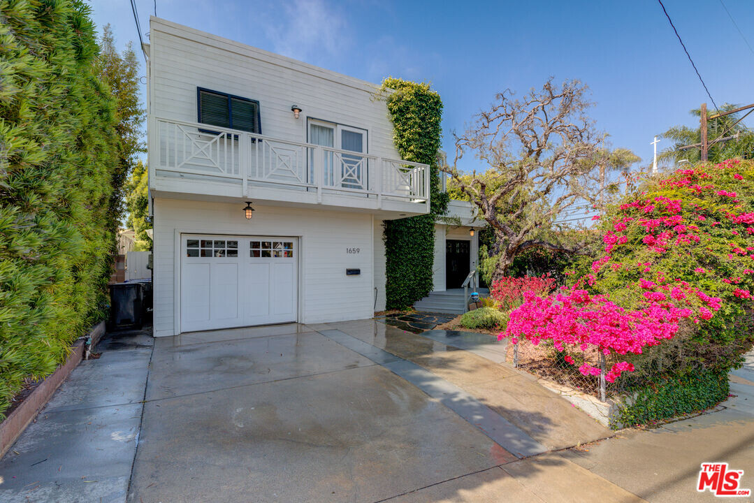 1659 3rd St in Manhattan Beach, CA - Building Photo