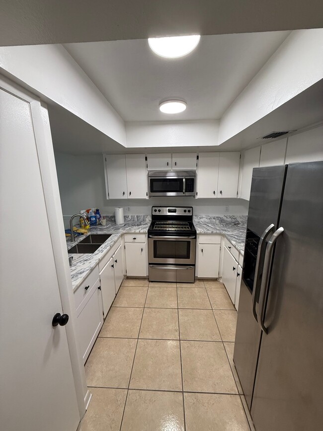 4404 Rockcrest Cir in Tampa, FL - Foto de edificio - Building Photo