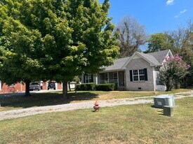 215 Derek Ct in Portland, TN - Building Photo