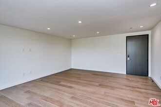328 N Maple Dr in Beverly Hills, CA - Building Photo - Building Photo