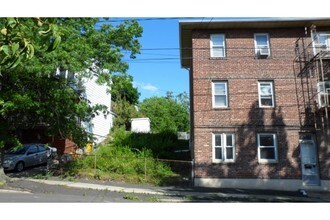 301 E Brinkerhoff Ave in Palisades Park, NJ - Foto de edificio - Building Photo