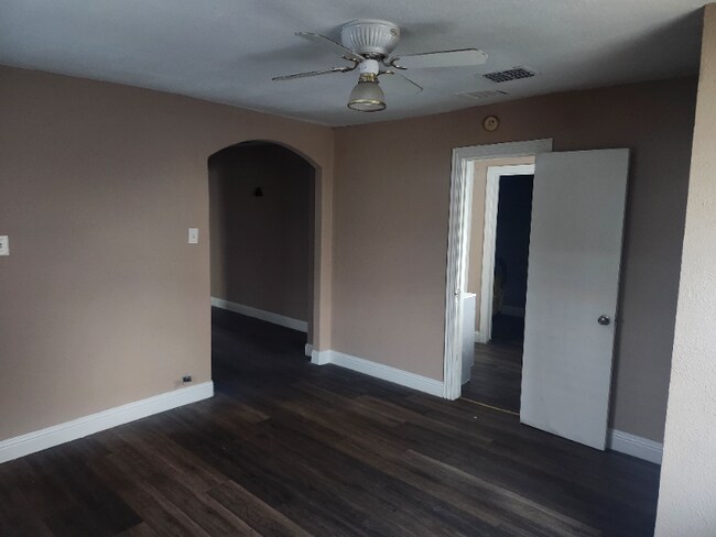 817 E Houston St in Sherman, TX - Foto de edificio - Building Photo