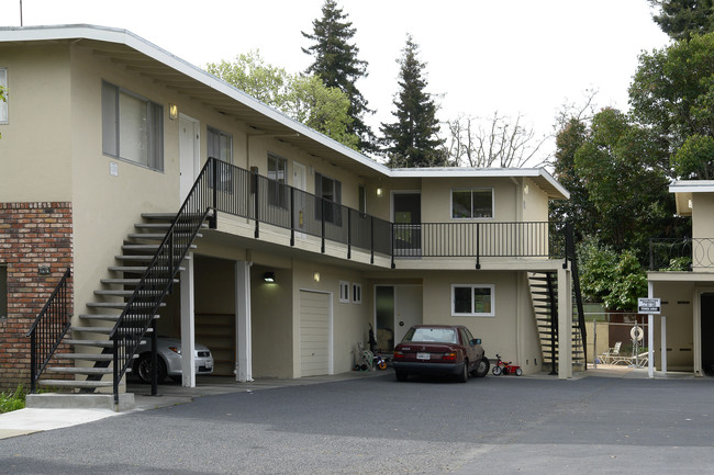 1570 Ebener St in Redwood City, CA - Foto de edificio - Building Photo