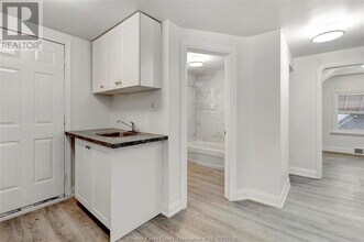5245 Wyandotte St E in Windsor, ON - Building Photo - Building Photo