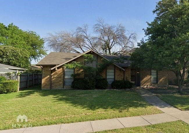property at 5033 Amhurst Ln